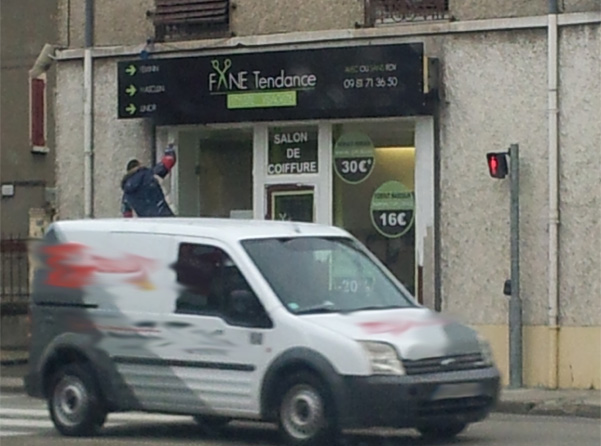 enseigne-vitrophanie-salon-coiffure-fanetendance